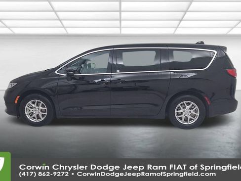 Certified 2025 Chrysler Pacifica Select image 9