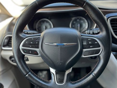 Used 2017 Chrysler Pacifica Touring-L Plus w/ Tire & Wheel Group image 22