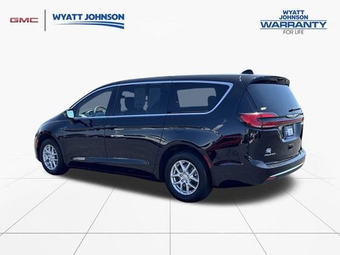 Used 2025 Chrysler Pacifica Select FWD image 3