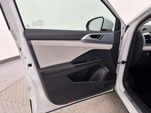Used 2025 Volkswagen Taos SE w/ Panoramic Sunroof Package FWD image 22