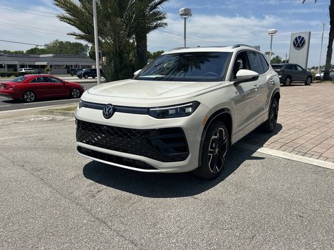 New 2026 Volkswagen Tiguan SEL R-Line AWD/4WD image 2