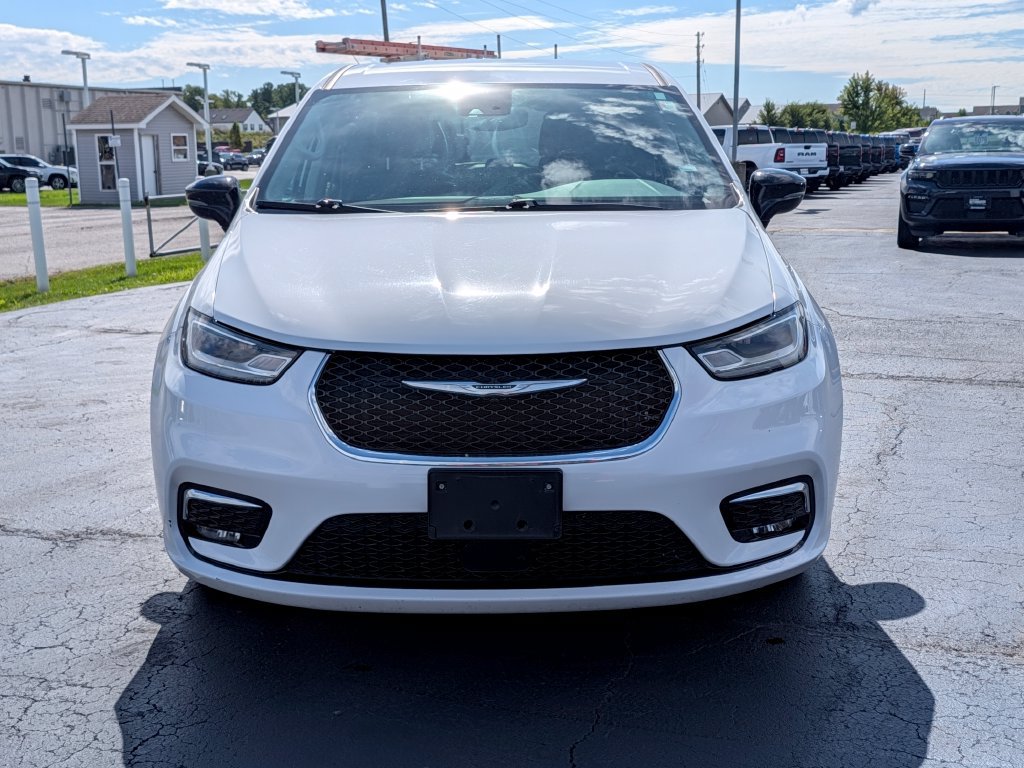 Used 2024 Chrysler Pacifica Touring-L FWD image 2
