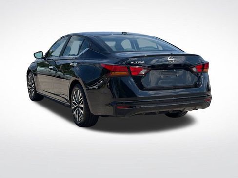 Used 2025 Nissan Altima 2.5 SV FWD image 8