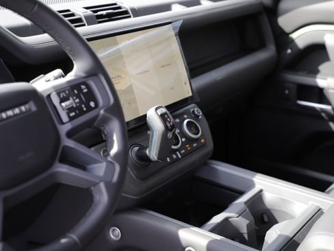 New 2026 Land Rover Defender 110 X-Dynamic SE image 21