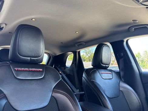 Used 2019 Jeep Cherokee Trailhawk w/ Comfort/Convenience Group AWD/4WD image 17
