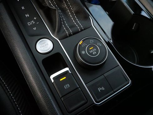 Certified 2023 Volkswagen Atlas Cross Sport SE image 28