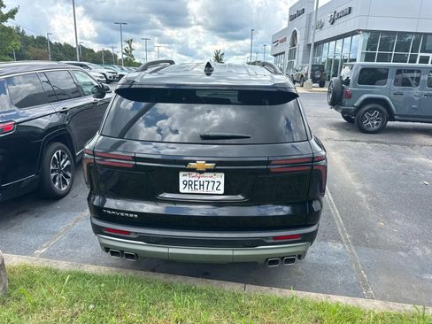 Used 2025 Chevrolet Traverse LT FWD image 6