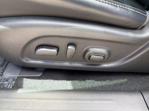 Used 2019 Nissan Pathfinder Platinum FWD image 16