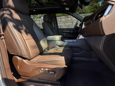 Used 2023 GMC Yukon XL Denali AWD/4WD image 29