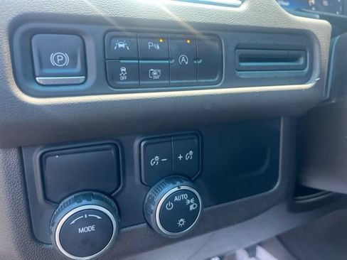 Used 2023 Chevrolet Suburban LT w/ Luxury Package RWD image 13