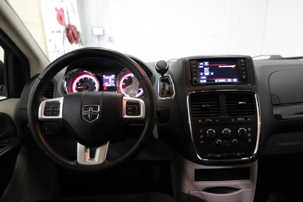 Used 2018 Dodge Grand Caravan SE w/ Rear Park Assist Package FWD image 2