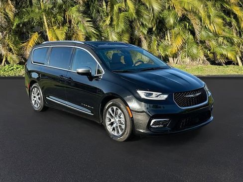 Used 2025 Chrysler Pacifica Pinnacle image 2