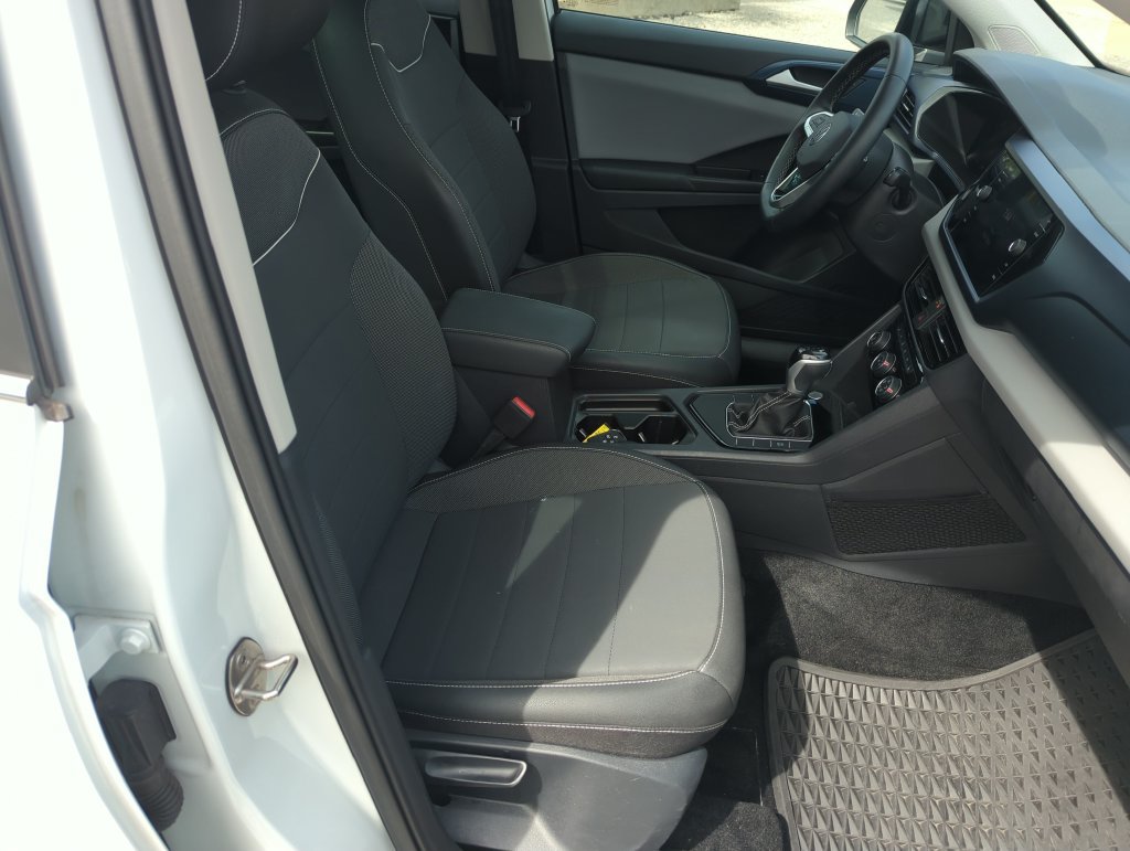 Used 2023 Volkswagen Taos SE w/ Panoramic Sunroof Package FWD image 37