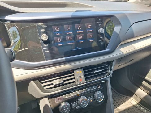 Certified 2024 Volkswagen Taos SE w/ Panoramic Sunroof Package FWD image 15