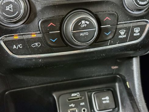 Used 2016 Jeep Cherokee Limited w/ Luxury Group FWD image 19