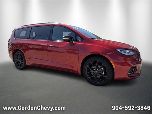 Used 2025 Chrysler Pacifica Limited image 8