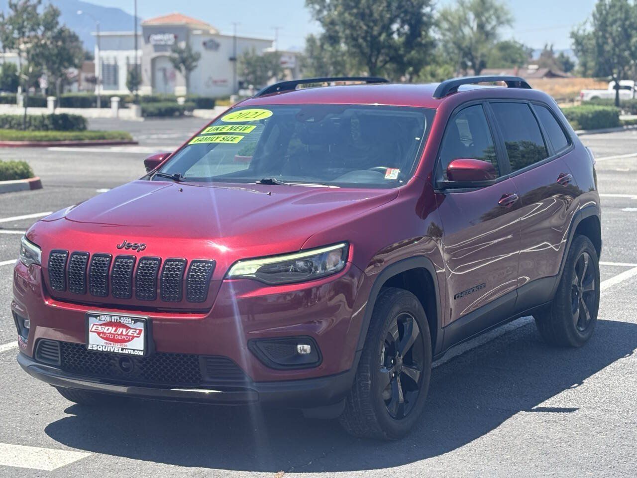 Used 2021 Jeep Cherokee Latitude Plus AWD/4WD image 2