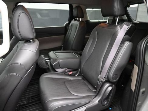 Used 2025 Kia Carnival EX FWD image 21