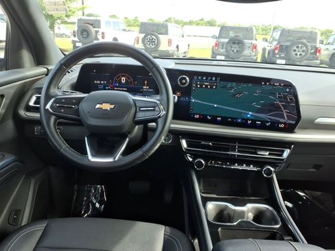 Used 2025 Chevrolet Traverse LT FWD image 16