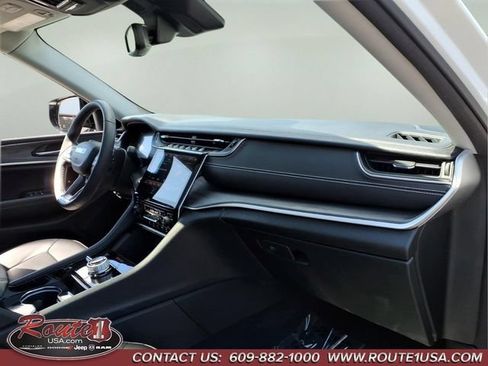 Used 2023 Jeep Grand Cherokee L Limited w/ Black Appearance Package AWD/4WD image 12