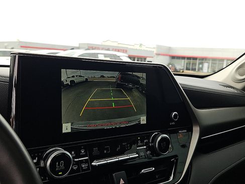 Used 2023 Toyota Highlander Limited FWD image 16