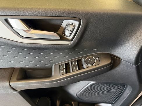 Used 2020 Ford Escape SE image 19