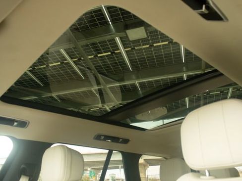 Used 2025 Land Rover Range Rover SE image 26