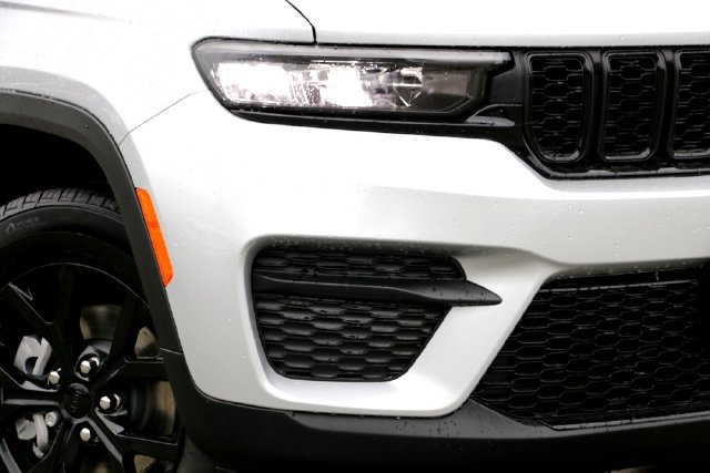 New 2025 Jeep Grand Cherokee Altitude RWD image 3
