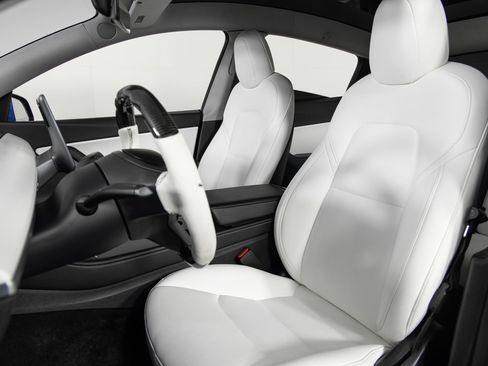 Used 2022 Tesla Model Y Long Range image 16