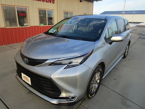 Used 2023 Toyota Sienna XLE image 3