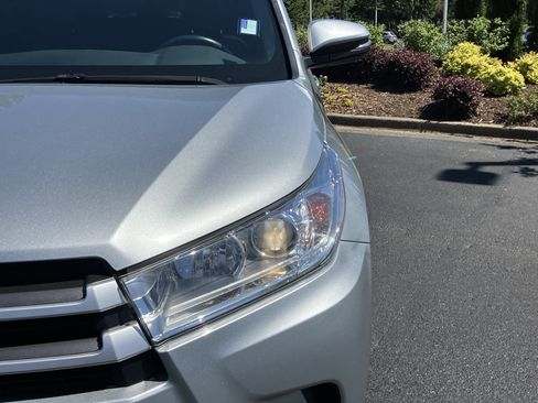 Used 2019 Toyota Highlander XLE AWD/4WD image 5