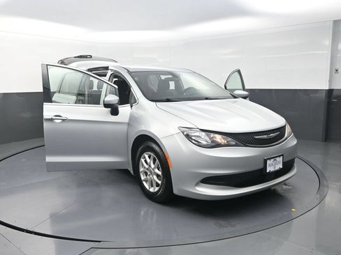 Used 2022 Chrysler Voyager LX FWD image 29