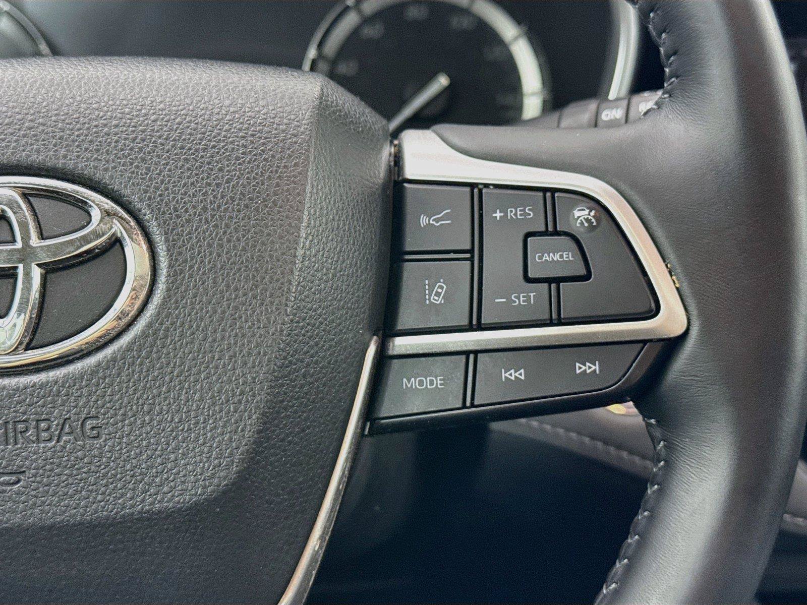 Used 2022 Toyota Highlander XLE AWD/4WD image 18