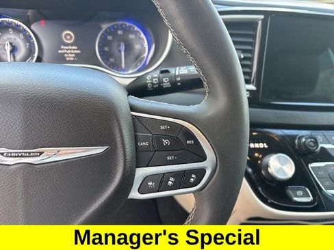Used 2024 Chrysler Pacifica Touring-L FWD image 18