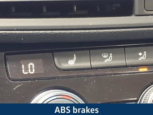 Used 2024 Volkswagen Jetta SE FWD image 5