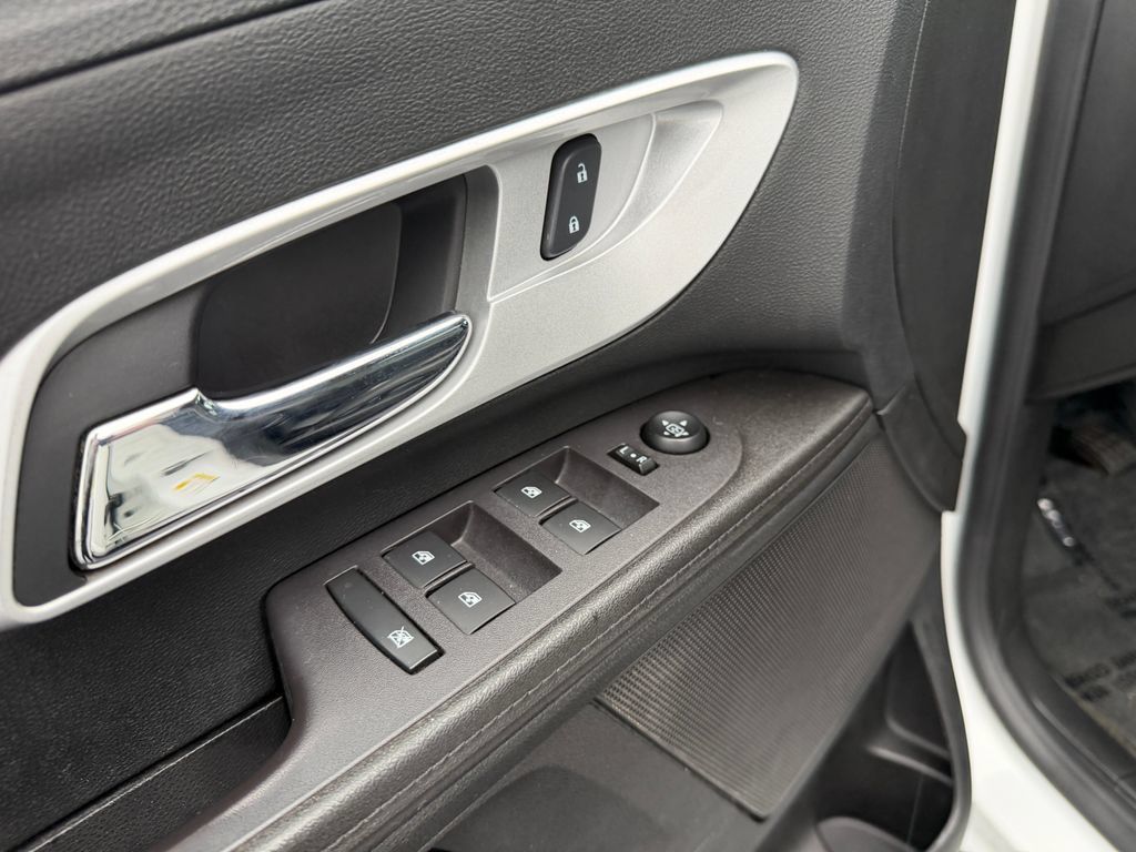 Used 2017 Chevrolet Equinox Premier FWD image 16