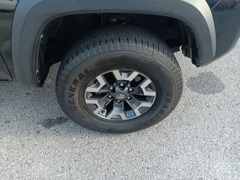 Used 2021 Toyota Tacoma TRD Off-Road w/ TRD Premium Off Road Package AWD/4WD image 8