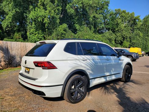 Used 2023 Volkswagen Tiguan SE R-Line FWD image 10