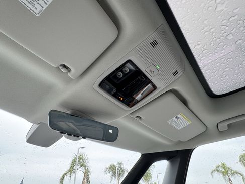 Used 2025 Volkswagen ID. Buzz 1st Edition image 31