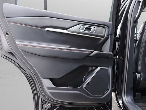 Used 2025 Ford Explorer ST-Line w/ ST-Line Street Pack image 31