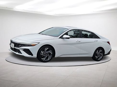 Used 2025 Hyundai Elantra Limited FWD image 3