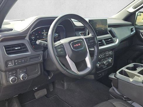 Used 2024 GMC Yukon XL SLE image 9
