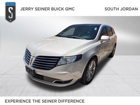 Used 2019 Lincoln MKT AWD image 1