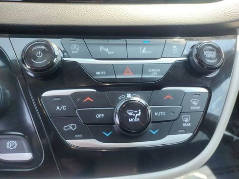 Used 2024 Chrysler Pacifica Touring-L image 38