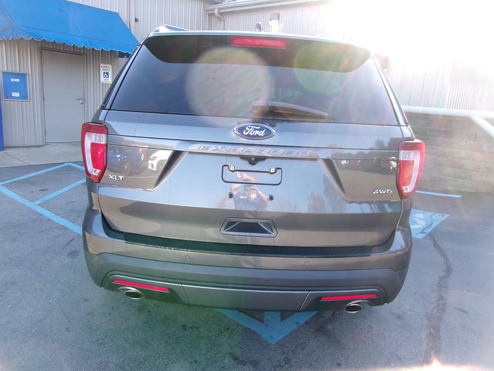 Used 2017 Ford Explorer XLT w/ Equipment Group 202A AWD/4WD image 4