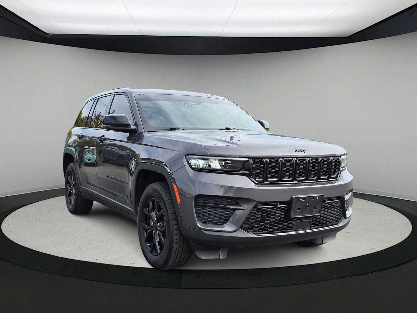 Used 2024 Jeep Grand Cherokee Altitude AWD/4WD image 2
