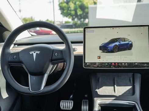 Used 2025 Tesla Model Y Performance AWD/4WD image 16