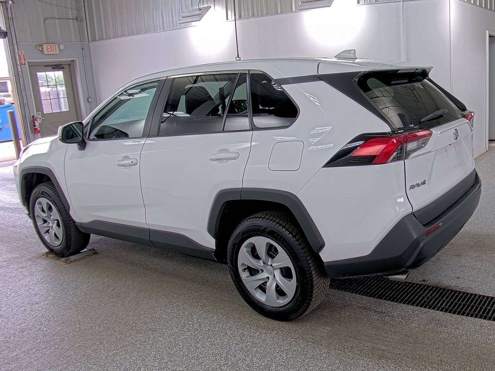 Used 2022 Toyota RAV4 LE AWD/4WD image 6
