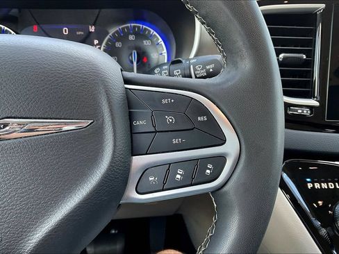 Used 2023 Chrysler Pacifica Touring-L FWD image 11