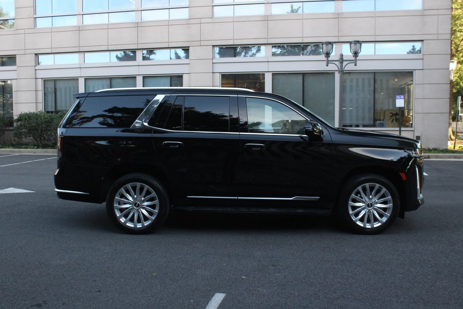 Used 2021 Cadillac Escalade Luxury AWD/4WD image 6